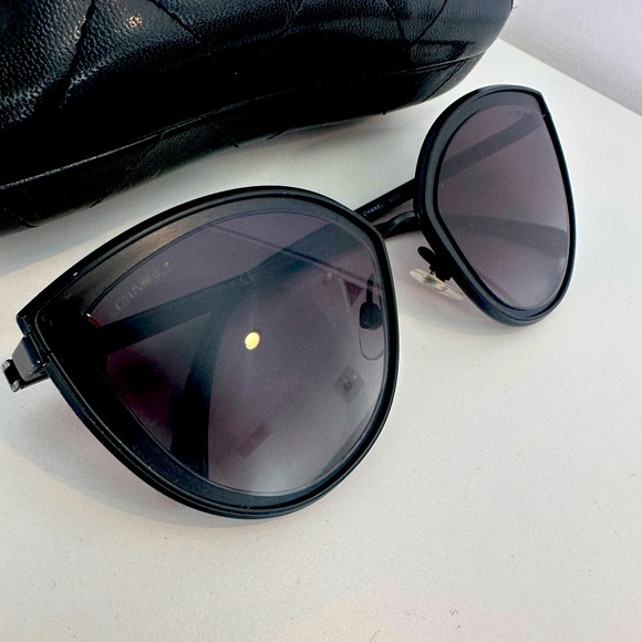 Chanel Interlocking cat eye sunglasses - Picture 1 of 10
